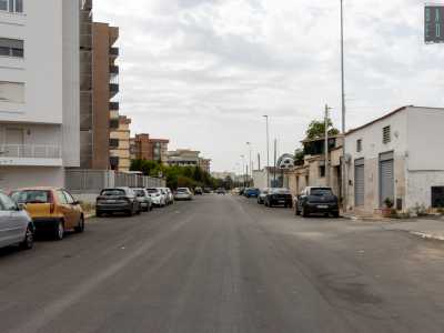 ...mentre a destra � caratterizzata da basse e bianche costruzioni che ospitano qualche esercizio commerciale